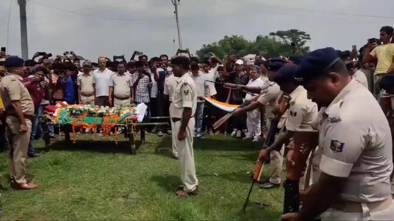 अररिया: राजकीय सम्मान के साथ पंचतत्व में विलीन हुए शहीद SHO नंद किशोर यादव, बड़े बेटे ने दी मुखाग्नि