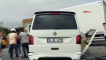 Le conducteur du minibus qui a heurté le camion par derrière s'est retrouvé coincé à Arnavutköy