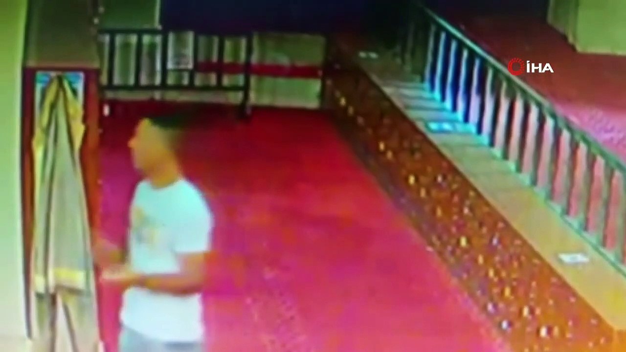 Un suspect entrant dans la mosquée a volé le téléphone portable de l'homme qui dormait dans la mosquée en portant la robe d'imam.