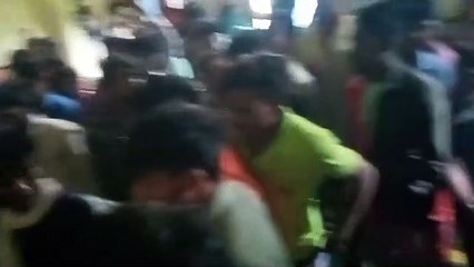 ग्रामसभा के दौरान दो पक्षों में जमकर चले लातघूसे