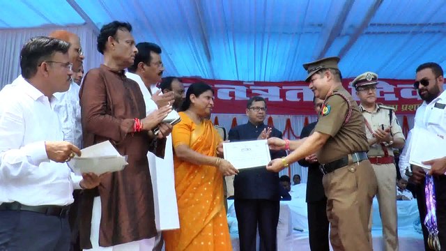 आन बान शान से लहराया तिरंगा, शहीदों को दी गई श्रद्धांजलि, सांस्कृति कार्यक्रमों का हुआ आयोजन