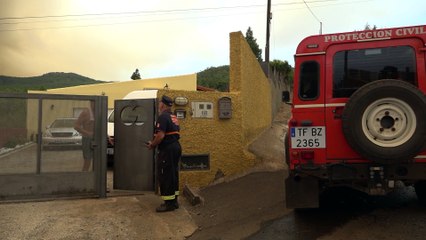 El fuego de Tenerife afecta a 800 hectáreas y sigue provocando la evacuación de viviendas