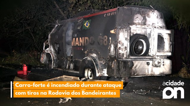 Carro-forte é incendiado durante ataque com tiros na Rodovia dos Bandeirantes.