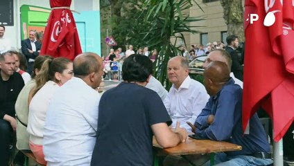 Kanzler auf der Bierbank: Scholz besucht Büdchen in Düsseldorf