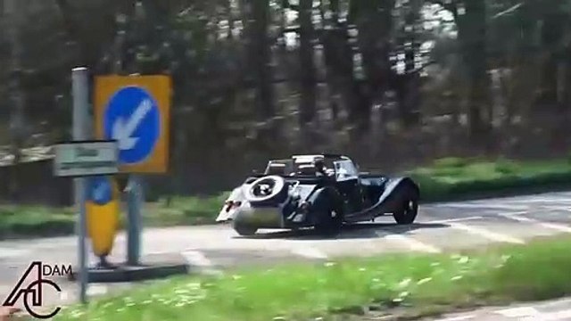 Au volant de sa voiture de collection il coupe la route d'un conducteur... et ça fait mal