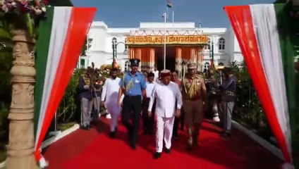 कर्नाटक के राज्यपाल ने राजभवन में राष्ट्रीय ध्वज फहराया