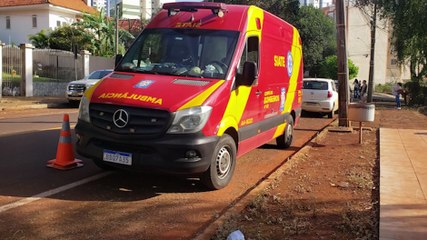 Mulher fica ferida em batida entre moto e Corsa na Rua Londrina