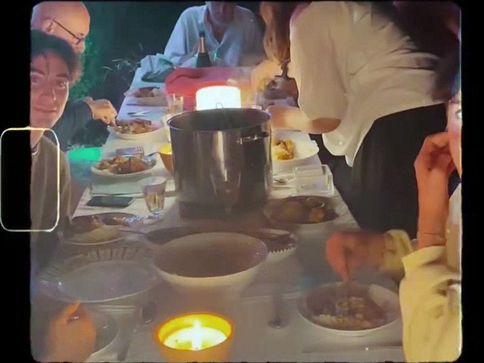 Sur Instagram, Emmanuelle Béart a partagé une vidéo capturée alors qu'elle se trouvait autour d'une grande tablée.Emmanuelle Béart en vacances en famille. Instagram. Le 16 août 2023.