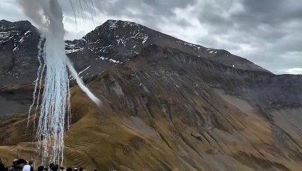 Démonstration d'hélicoptère avec fusées éclairantes