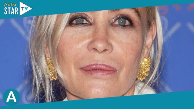 VIDEO Emmanuelle Béart Tendres câlins avec son mari Frédéric Chaudier, son fils Surafel tout souri