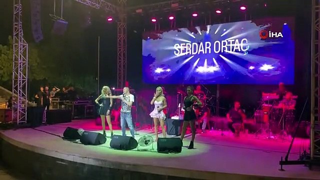 Serdar Ortaç Marmaris'te konser verdi