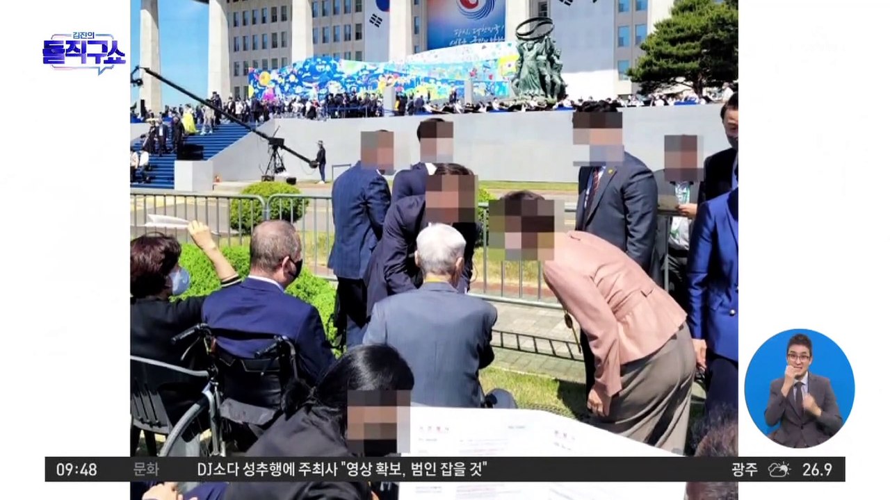 일반석에서 취임식 바라본 부친…아들 대통령 돼도 ‘단벌신사’