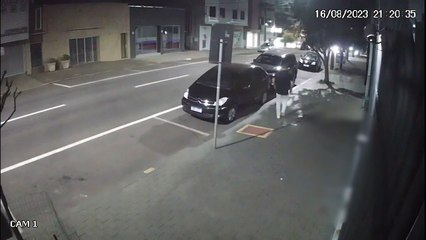 Câmera registra tentativa de furto de caminhonete no Centro