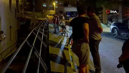 Trabzon'da otomobil yol ile apartman arasındaki boşluğa düştü: 2 yaralı