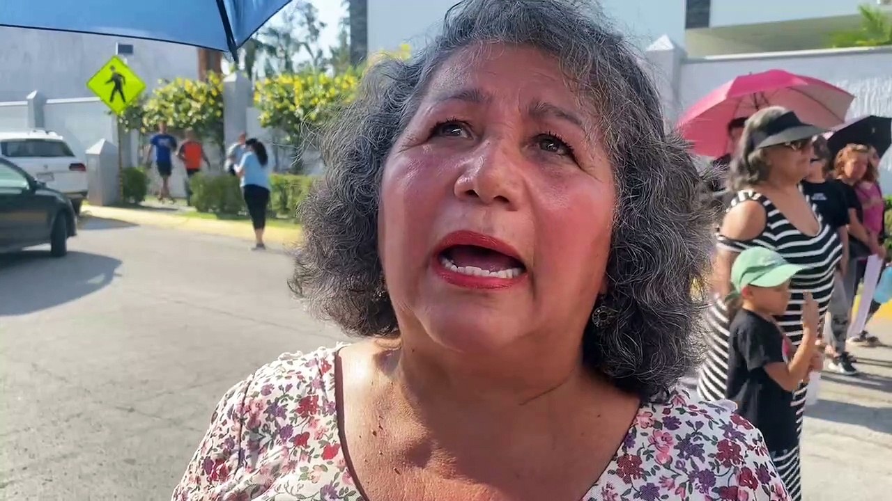 Vecinos del fraccionamiento Casa Fuerte de Tlajomulco, realizaron una manifestación por los malos manejos administrativos y de seguridad al interior del complejo habitacional