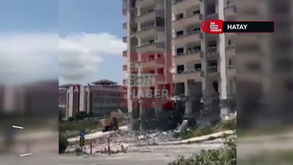 Hatay'da 10 katlı bina yıkımını izleyenlerin kaçışma anı