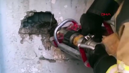 Ukrayna'da sıkışan yavru köpek kurtarıldı