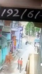 Live Video: हमले के बाद सडक़ पर तड़पता रहा शख्स, पड़ौसी देखते- गुजरते रहे, मौत