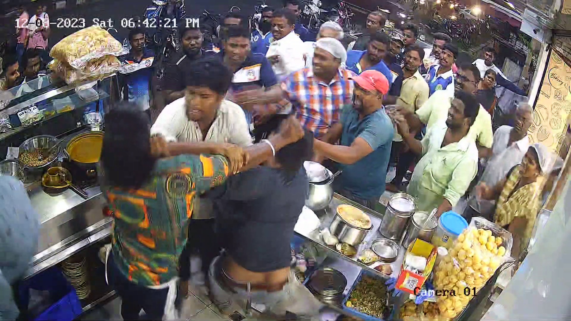 வாகனங்கள் நிறுத்துவதில் தகராறு; பாட்டில்களை பந்தாடிய ஊழியர்கள் - ஸ்வீட் ஸ்டாலில் காரசாரம்