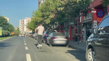 3 gencin tek scooter üzerindeki tehlikeli yolculuğu kamerada
