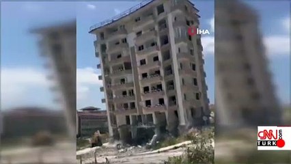 Hatay'da kontrollü yıkım sırasında bina çöktü