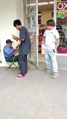 "Ejemplo a seguir": Abuelito trabaja como portero y enternece las redes sociales