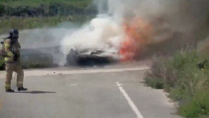 고급 스포츠카 가드레일 들이받고 전소...인명피해 없어 / YTN
