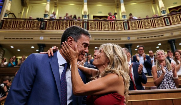 Pedro Sánchez llega al Congreso entre aplausos y saluda con un beso a Yolanda Díaz
