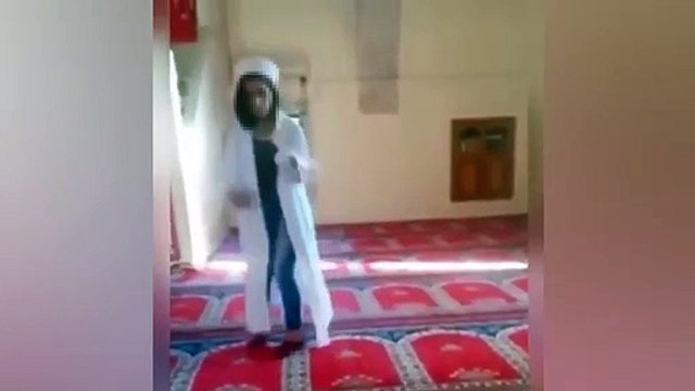 Ankara'dan sonra bu kez Malatya! Cübbe ve sarık giyen genç kız önce dans etti sonra minbere çıkıp poz verdi