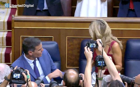 El llamativo momento en el que Sánchez manda sentarse a Yolanda Díaz y ésta le obedece al instante
