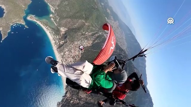 Evlilik teklifine evet yanıtını gökyüzünde aldı