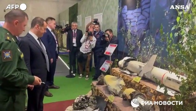 Russia, Medvedev visita l'esposizione delle armi Nato sottratte all'Ucraina