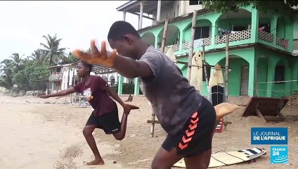 Au Ghana, un club de surf encourage les femmes à dompter les vagues