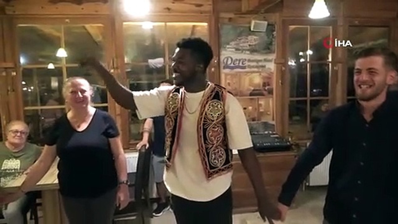 Le majordome ghanéen Laz de Rize est devenu un phénomène des médias sociaux