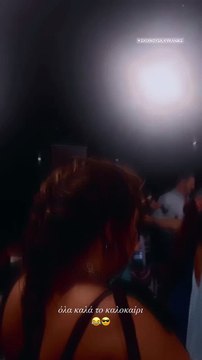 Μπάρκα: Οι υπέροχες φωτό της από τη Σχοινούσα! Το μπλε σατέν φόρεμα και ο χορός στο πανηγύρι