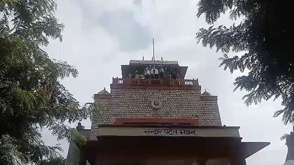 पेट्रोल की बोतल लेकर कुलपति सचिवाल में घुसे, आवास में कूदे,  विभागों की छताें पर चढ़े छात्र