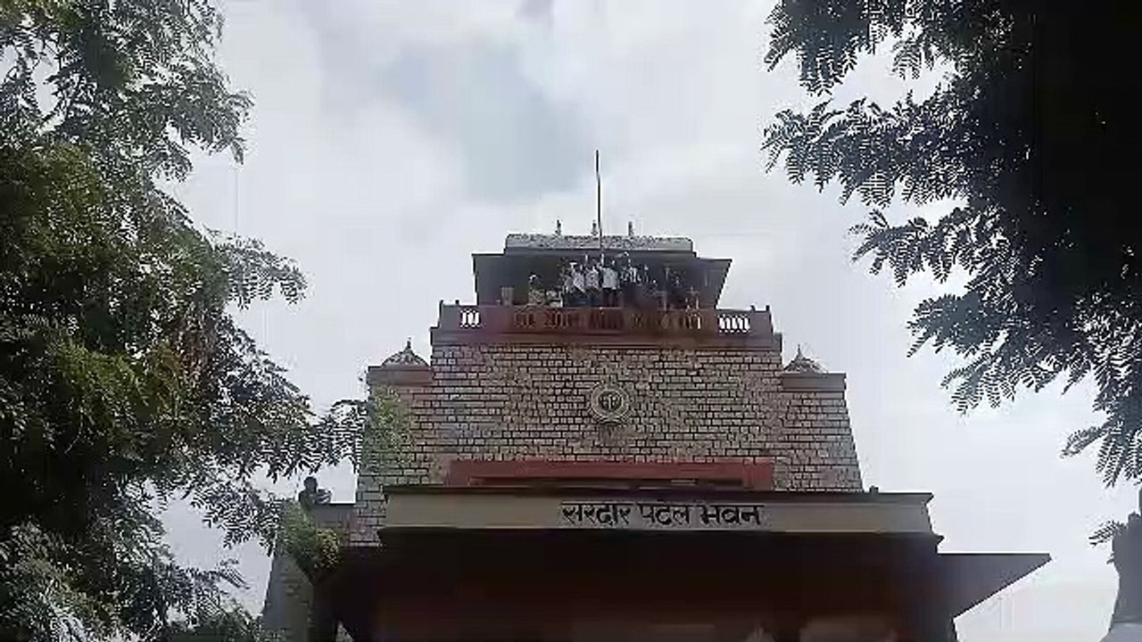 पेट्रोल की बोतल लेकर कुलपति सचिवाल में घुसे, आवास में कूदे,  विभागों की छताें पर चढ़े छात्र
