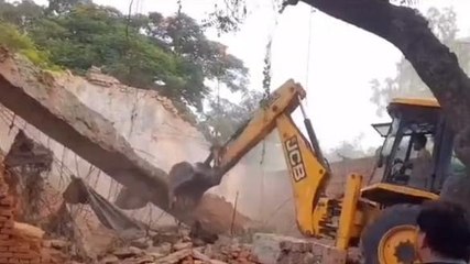 हरदोई: कृषि भवन की पुरानी बिल्डिंग गिरने से हुआ हादसा, एक गंभीर