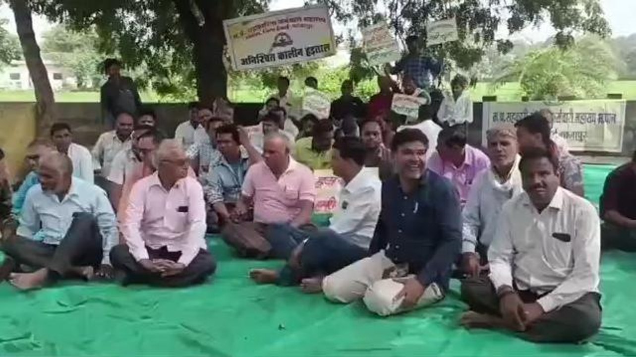 शाजापुर: सहकारी कर्मियों की हड़ताल शुरू, धरने पर बैठे कर्मचारी