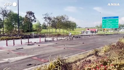 Tải video: Malesia, piccolo aereo si schianta su una strada in Selangor: 10 morti