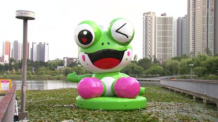 [경기] 수원시, 원천호수 위 초대형 '수원이' 조형물 전시 / YTN