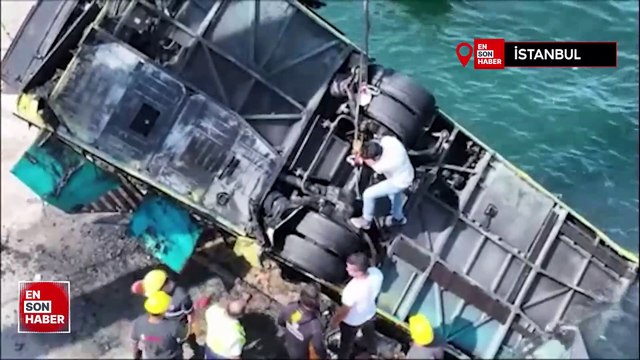 Eminönü'nde denize düşen otobüs çıkarılıyor