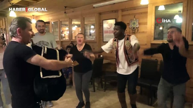 Rizelilere bile taş çıkartıyor: Rize’nin Ganalı Laz uşağı sosyal medya fenomeni oldu