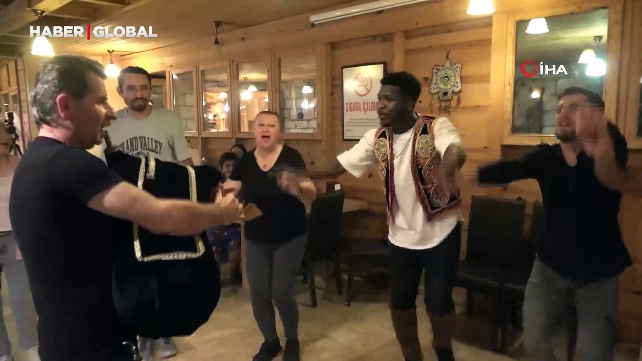 Rizelilere bile taş çıkartıyor: Rize’nin Ganalı Laz uşağı sosyal medya fenomeni oldu