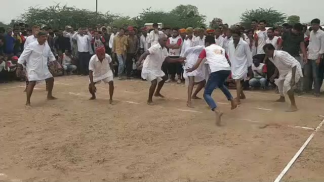धोती-कुर्ता धारी बुजुर्ग ​खिलाड़ी कबड्डी में युवाओं से ​भिड़े