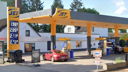 Mann übergießt zwei Menschen an Tankstelle mit Benzin