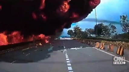 Malezya’daki facia anı kamerada... Özel jet otoyola düştü: 10 ölü!