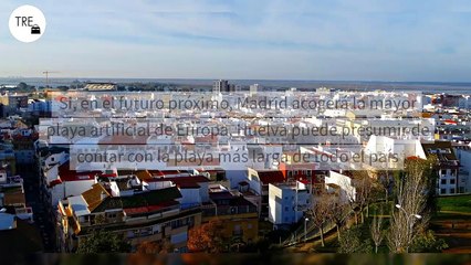 Esta es la playa más larga de España: 28 kilómetros de longitud y ruinas que sobresalen del agua en un paraíso natural