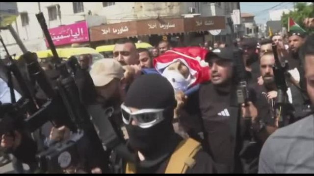 A Jenin il funerale del palestinese ucciso in un raid israeliano