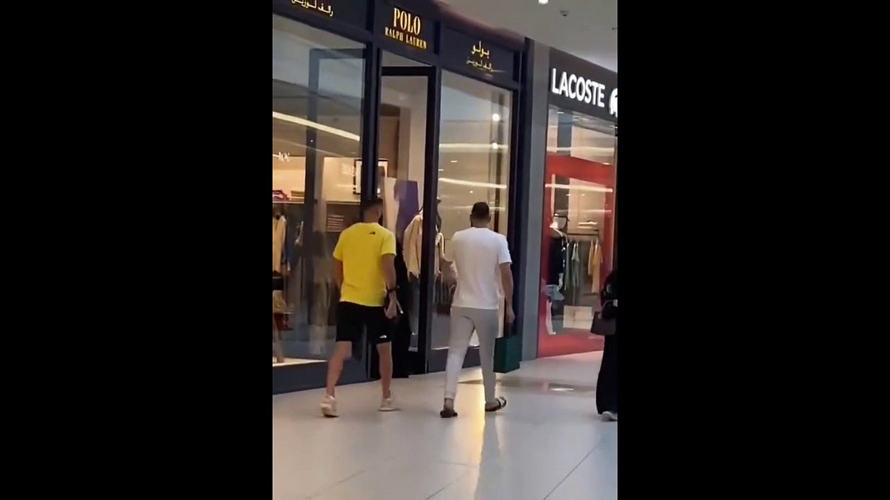 Benzema abordé dans un centre commercial, agacé il repousse un fan